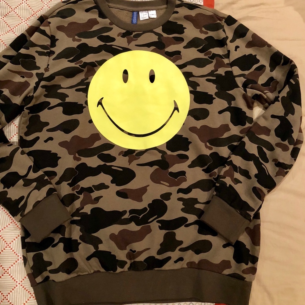 Fleece Lined Camo/Smiley Sweatshirt Size Large - Picture 2 of 4